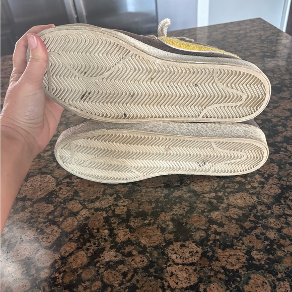 Athletic_Shoes